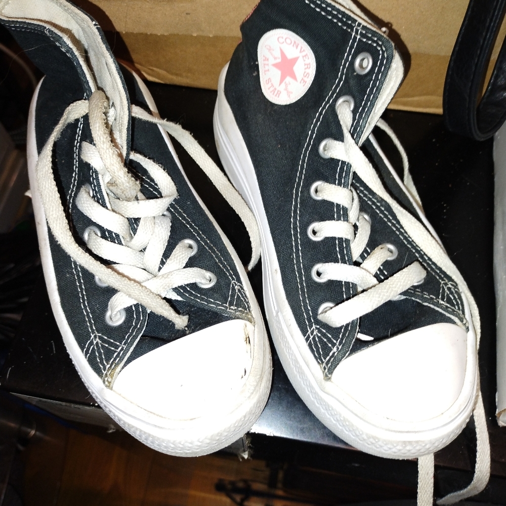 Converse sneakers size 6